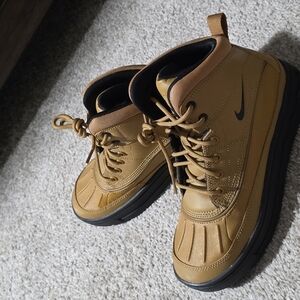 Nike Tan and Black Duck Boots Weather-Resistant